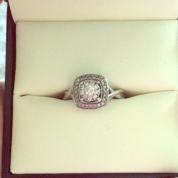 Beautiful diamond ring - Picture 1 of 4